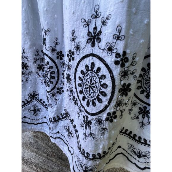 Chenault size L embroidered Swiss dot bell sleeve off shoulder tunic - Picture 5 of 6